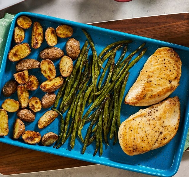 Seasoned chicken breast with asparagus and potatoes